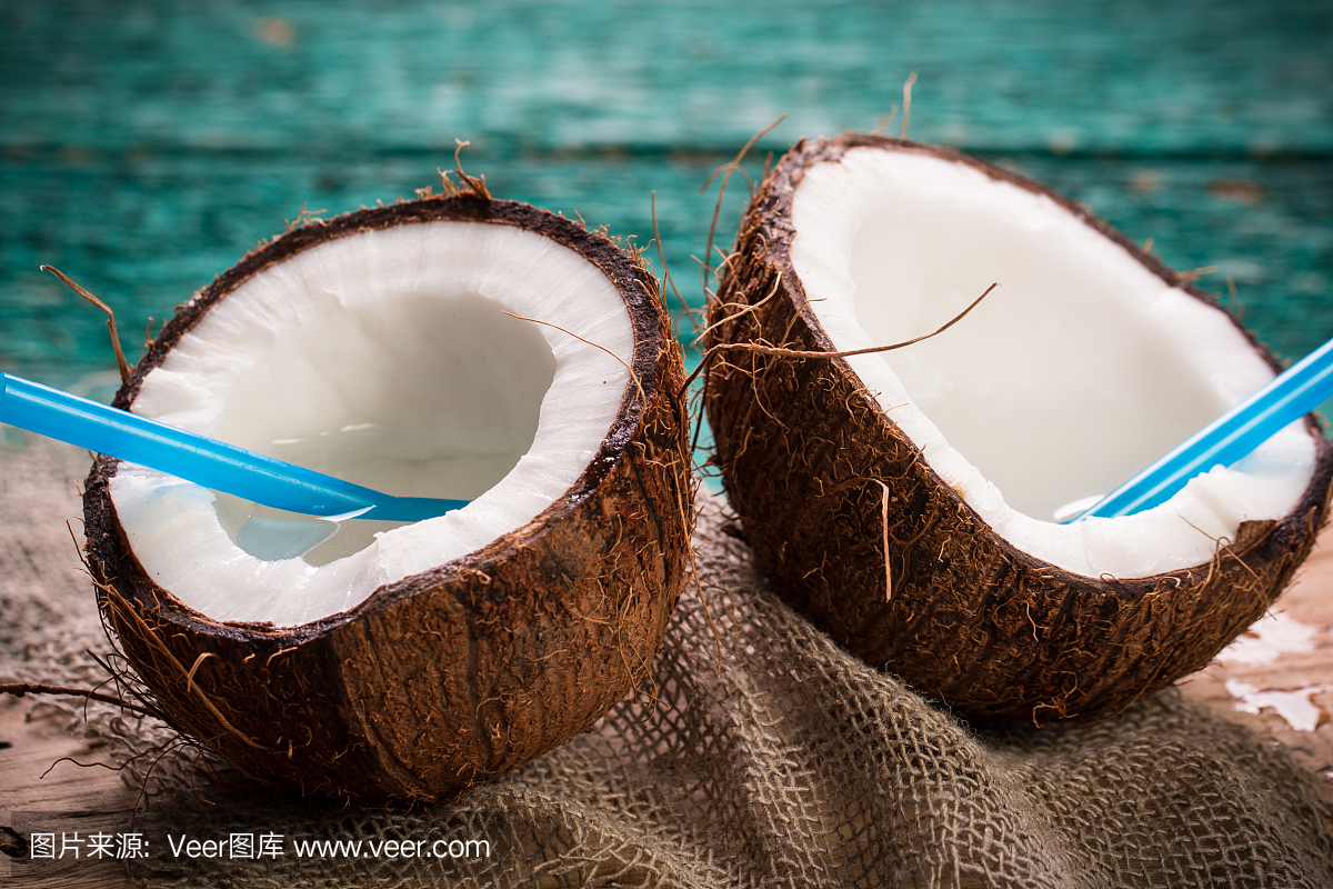 木桌上放著椰子。有機(jī)健康食品理念。美容和水療概念。