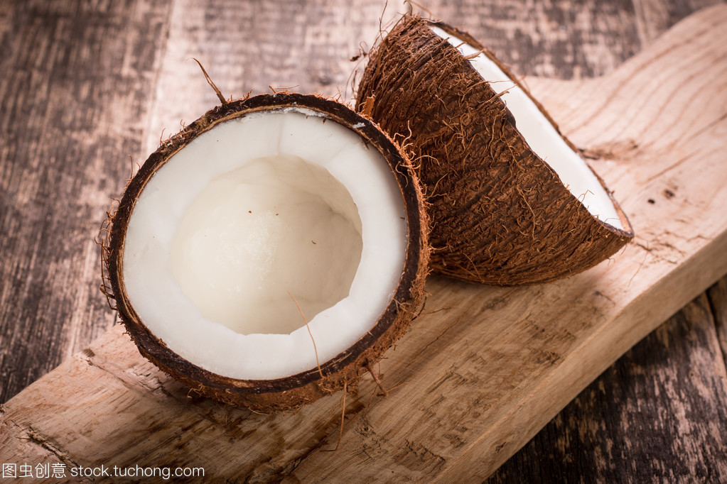 椰子木桌上的熱帶饗宴